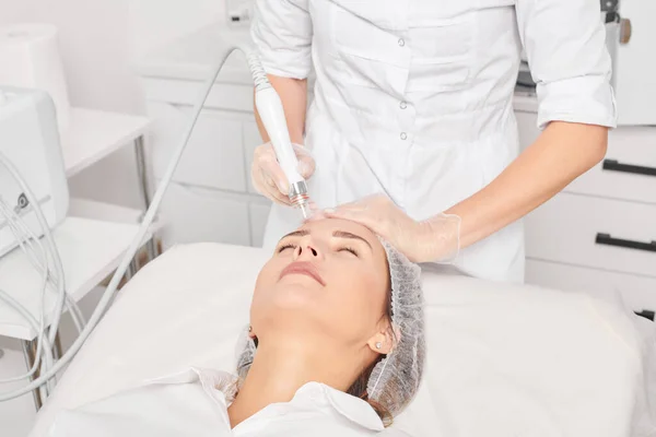 Cosmetologist Faz Aqua Esfoliação Para Rejuvenescimento Mulher Face Skincare Envelhecimento — Fotografia de Stock