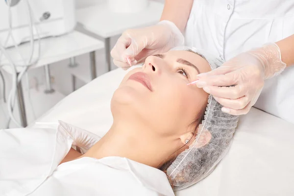 Kosmetolog Applicerar Ansiktsolja Kapslar Kvinnans Ansikte För Föryngring Aging Kosmetisk — Stockfoto
