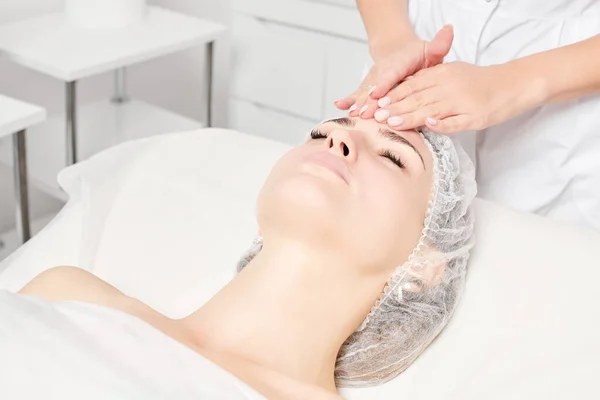 Cosmetologo Massaggia Pelle Faccia Donna Ringiovanimento Procedura Cosmetica Cura Della — Foto Stock