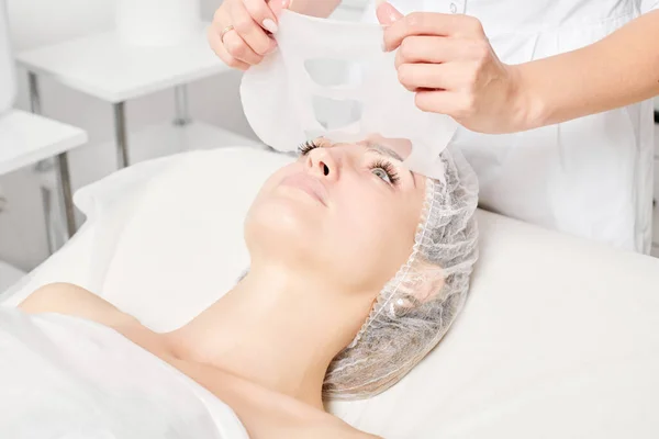 Beautician Bort Sheet Mask Kvinnans Ansikte För Rehydrat Ansikte Hud — Stockfoto