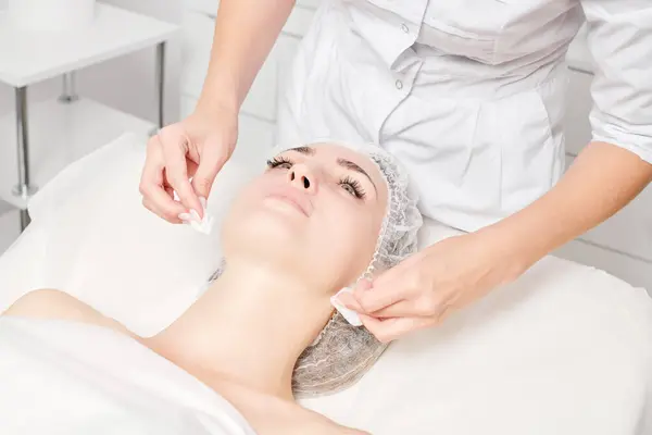 Cosmetoloog Verwijderen Gezichtscrème Masker Van Vrouw Gezicht Huid Met Cosmetische — Stockfoto