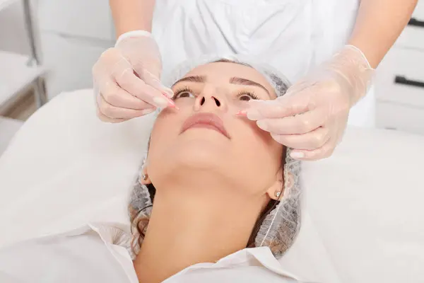 Esteticista Aplica Cápsulas Aceite Facial Cara Mujer Para Rejuvenecimiento Procedimiento — Foto de Stock