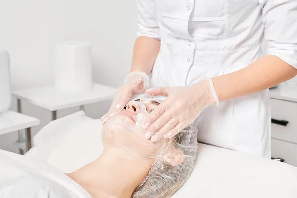 Esteticista Massageia Máscara Creme Pele Cara Feminina Rejuvenescimento Hidratando Procedimento — Fotografia de Stock