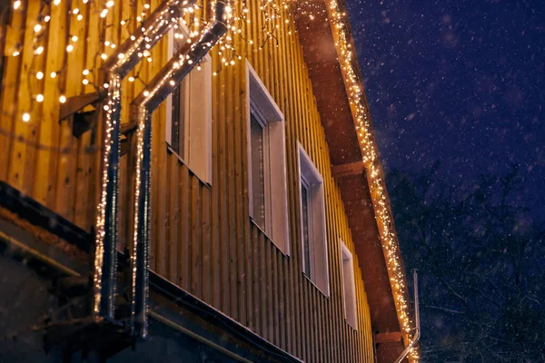 Boże Narodzenie Dekoracyjne Żółte Girlandy Światła Stałe Dachu Domu Zewnątrz — Zdjęcie stockowe