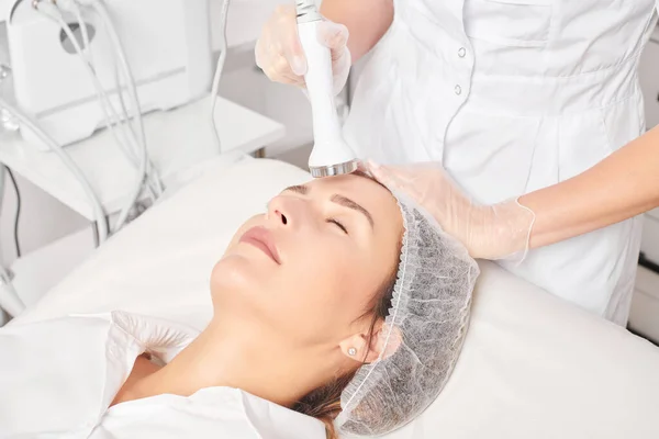 Kosmetolog Sprawia Ultradźwiękowe Napięcie Skóry Odmładzania Twarzy Kobiety Przy Użyciu — Zdjęcie stockowe