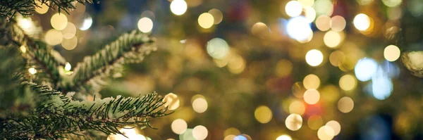 Рождественская Елка Покрыта Снегом Желтыми Гирляндами Огней Bokeh Копировального Пространства — стоковое фото