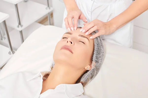 Estetista Massaggi Donna Viso Pelle Dopo Sfregamento Crema Idratante Ringiovanimento — Foto Stock