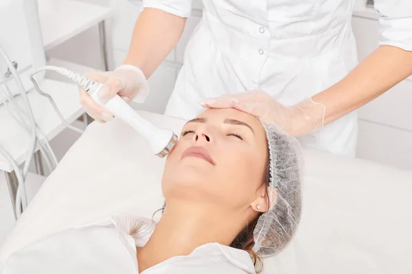 Kosmetyk Sprawia Ultradźwiękowe Napięcie Skóry Odmładzania Twarzy Kobiety Przy Użyciu — Zdjęcie stockowe