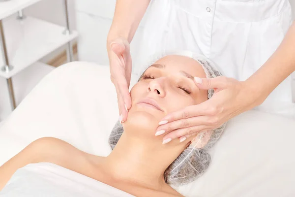 Cosmetologue Massages Femme Visage Peau Pour Rajeunissement Vieillissement Procédure Cosmétique — Photo
