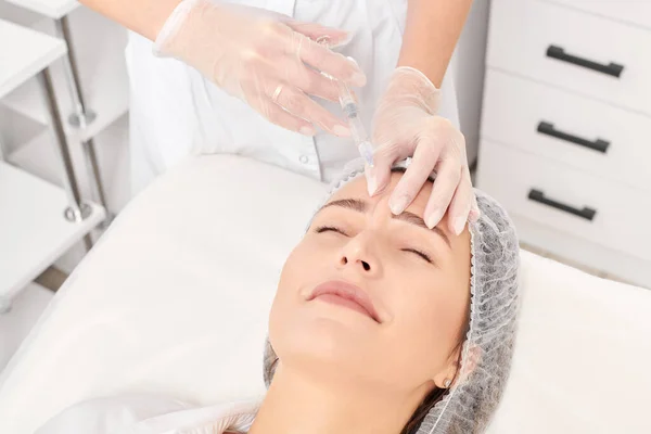 Cosmetologist Faz Injeção Rejuvenescimento Pele Cara Mulher Procedimento Cosmético Revitalização — Fotografia de Stock