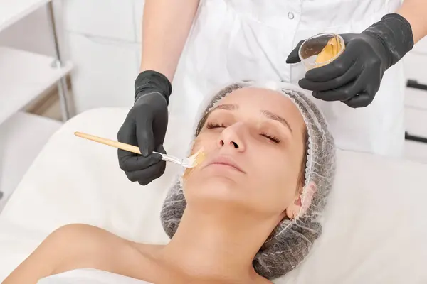 Cosmetologue Applique Masque Miel Sur Visage Femme Pour Hydrater Peau — Photo