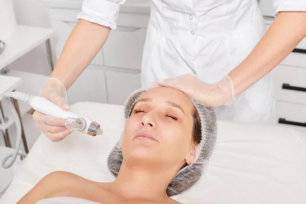 Beautician Makes Facial Gas Liquid Oxygen Serum Epidermal Peeling Rejuvenation — Stock Photo, Image