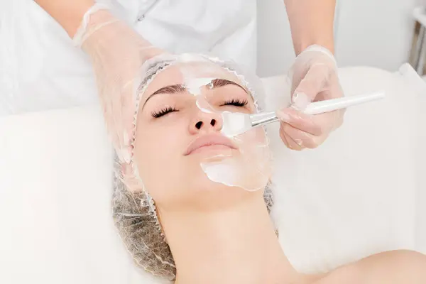 Cosmetologue Applique Masque Crème Sur Visage Femme Pour Rajeunir Peau — Photo