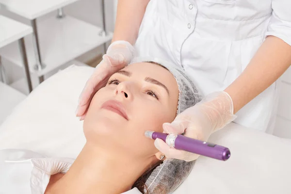 Beautician Hace Inyección Mesoterapia Para Cara Mujer Del Rejuvenecimiento Procedimiento — Foto de Stock