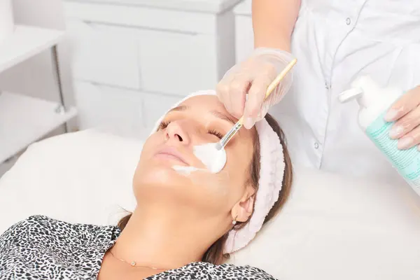 Kosmetolog Tillämpa Kosmetisk Kräm Mask Kvinnligt Ansikte För Föryngring Ansikte — Stockfoto
