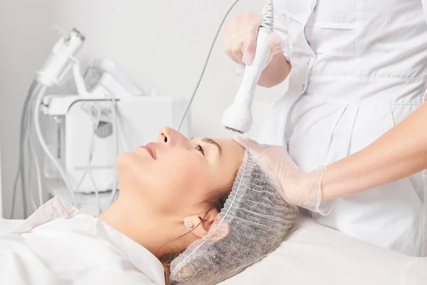 Kosmetolog Gör Lyft För Föryngring Kvinna Ansikte Aging Kosmetisk Procedur — Stockfoto