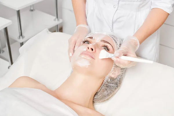 Cosmetoloog Brengt Crème Masker Het Gezicht Van Vrouw Voor Verjonging — Stockfoto