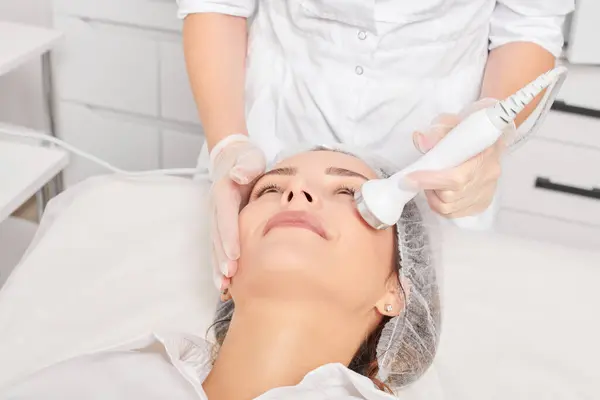 Cosmetologo Rende Inasprimento Della Pelle Ultrasuoni Viso Donna Ringiovanimento Utilizzando — Foto Stock