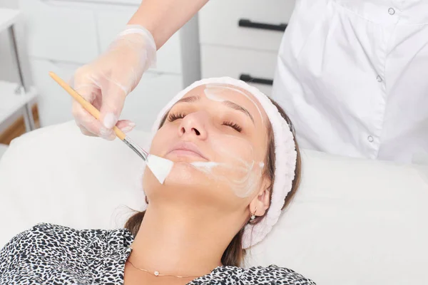 Cosmetologist Εφαρμογή Καλλυντική Κρέμα Μάσκα Στο Γυναικείο Πρόσωπο Για Την — Φωτογραφία Αρχείου