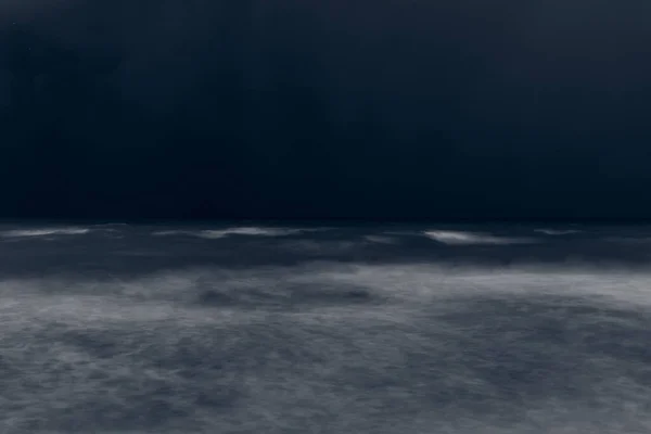 Verschwommene Defokussierte Blaue Meereswellen Der Tiefen Nacht Schöne Verschwommene Sturmflut — Stockfoto