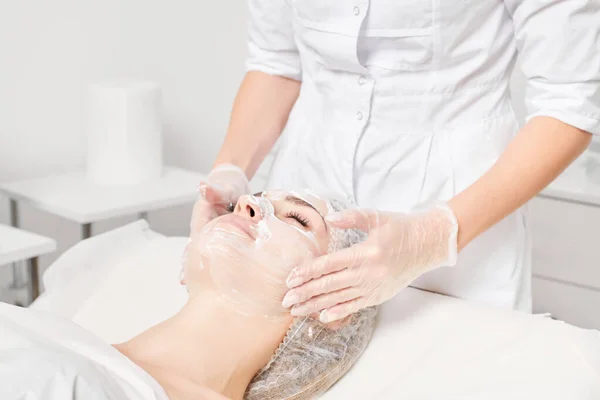 Cosmetologist Massagens Máscara Creme Pele Cara Mulher Para Rejuvenescimento Antienvelhecimento — Fotografia de Stock