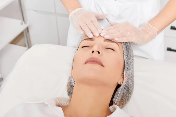Cosmetologue Massages Femme Visage Peau Après Avoir Frotté Crème Hydratante — Photo