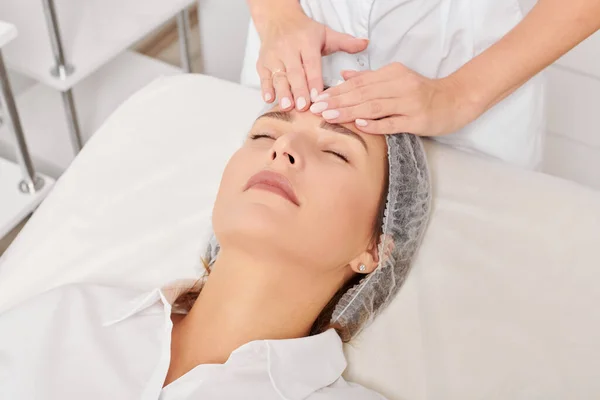 Cosmetologo Massaggia Pelle Faccia Donna Dopo Sfregamento Crema Idratante Ringiovanimento — Foto Stock