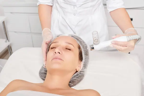 Cosmetologist Faz Gás Facial Líquido Oxigênio Soro Peeling Epidérmico Para — Fotografia de Stock