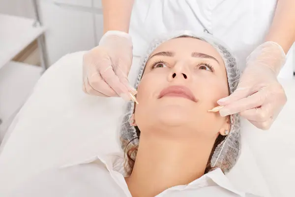 Esteticista Aplica Cápsulas Aceite Facial Cara Mujer Para Rejuvenecimiento Procedimiento — Foto de Stock