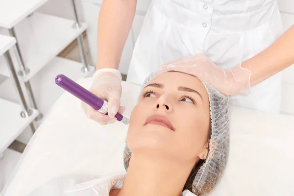 Cosmetologo Iniezione Mesoterapia Ringiovanimento Viso Donna Invecchiamento Procedura Cosmetica Non — Foto Stock