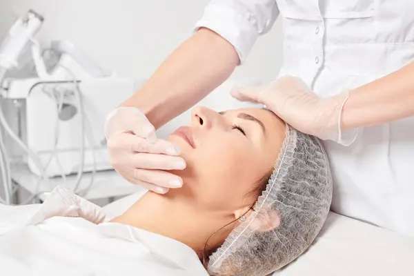 Estetista Massaggi Donna Viso Pelle Dopo Sfregamento Crema Idratante Ringiovanimento — Foto Stock