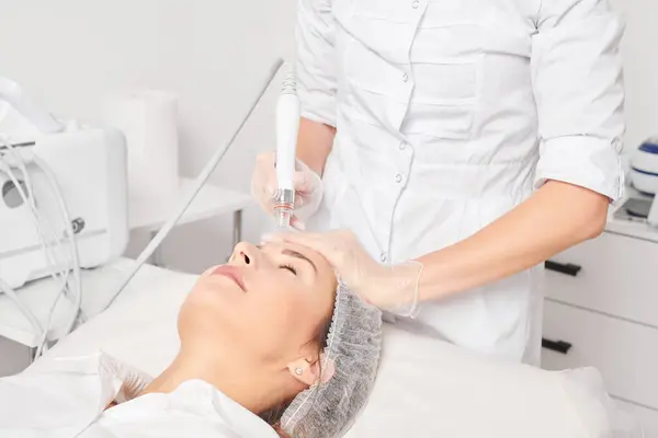 Esteticista Faz Aqua Esfoliação Para Rejuvenescimento Mulher Face Skincare Envelhecimento — Fotografia de Stock
