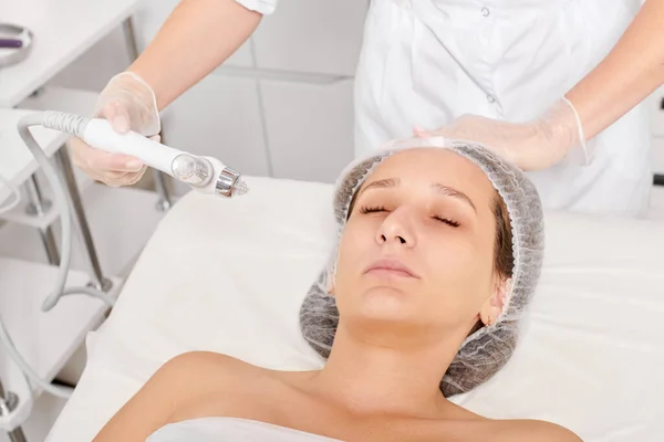 Cosmetologo Rende Gas Facciale Liquido Ossigeno Siero Peeling Epidermico Ringiovanimento — Foto Stock