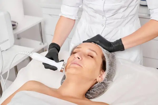 Beautician Makes Ultrasound Skin Tightening Rejuvenation Woman Face Using Phonophoresis — Stock Photo, Image
