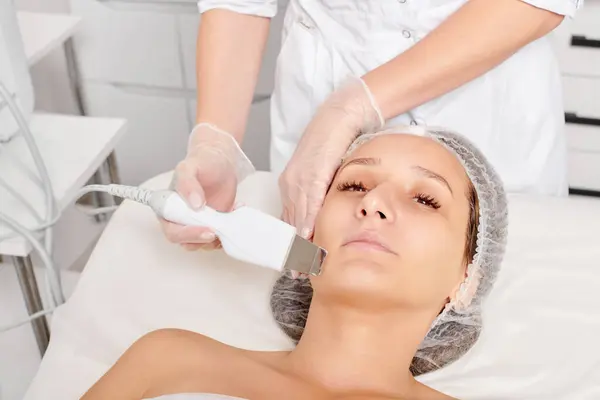 Cosmetologist Makes Facial Ultrasonic Peeling Rejuvenation Woman Face Skincare Aging — Stock Photo, Image