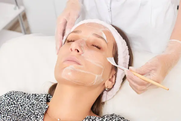 Cosmetologist Εφαρμογή Καλλυντική Κρέμα Μάσκα Στο Γυναικείο Πρόσωπο Για Την — Φωτογραφία Αρχείου