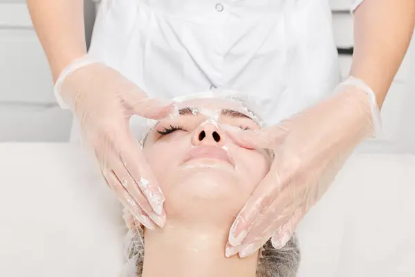 Cosmetologo Massaggia Maschera Alla Panna Pelle Faccia Donna Ringiovanimento Procedura — Foto Stock