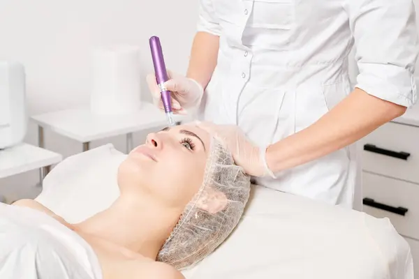 Cosmetologo Iniezione Mesoterapia Ringiovanimento Viso Donna Invecchiamento Procedura Cosmetica Non — Foto Stock
