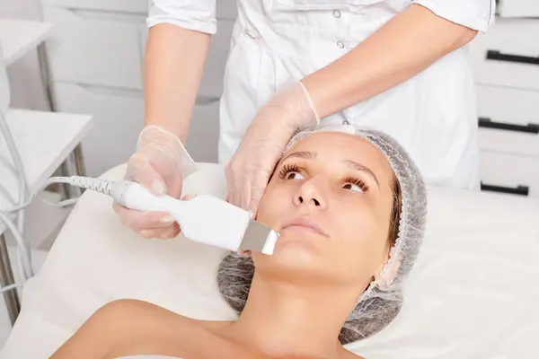 Beautician Gör Ansiktsbehandling Ultraljud Peeling För Föryngring Kvinna Ansikte Hudvård — Stockfoto