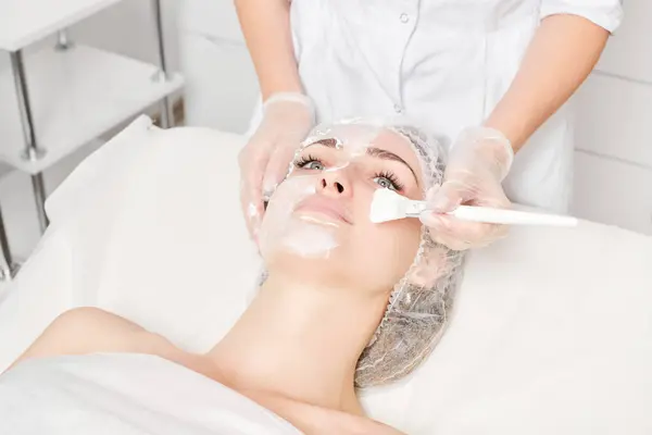 Cosmetoloog Brengt Crème Masker Het Gezicht Van Vrouw Voor Verjonging — Stockfoto