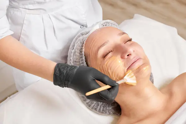 Cosmetologue Applique Masque Miel Sur Visage Femme Pour Hydrater Peau — Photo