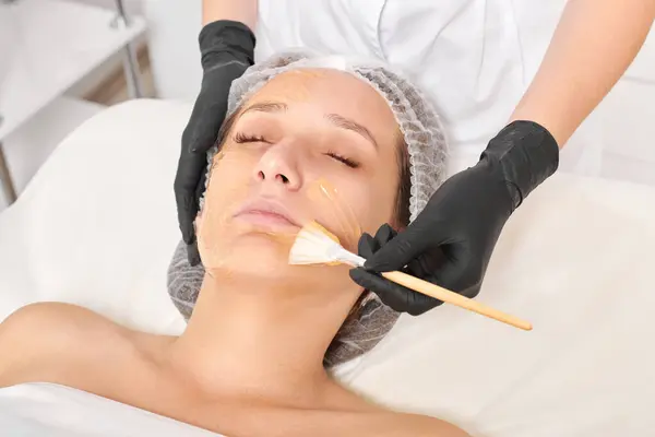 Kosmetolog Menerapkan Topeng Madu Pada Wajah Wanita Untuk Melembabkan Kulit — Stok Foto