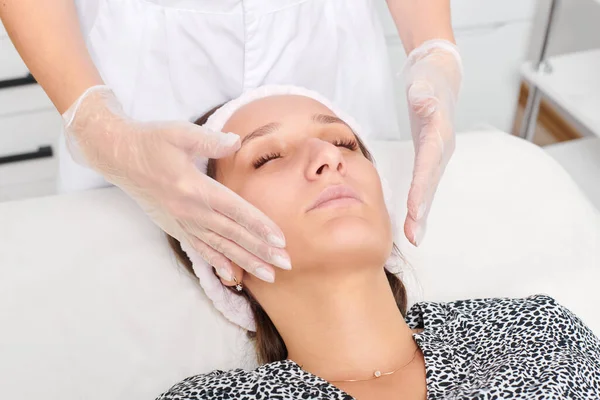 Kosmetolog Handskar Masserar Kvinnlig Ansikte Hud För Föryngring Ansikte Lymfatisk — Stockfoto