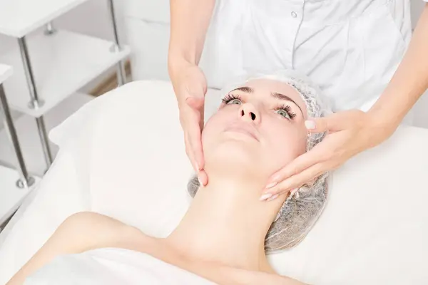 Cosmetologo Massaggia Pelle Faccia Donna Ringiovanimento Procedura Cosmetica Cura Della — Foto Stock
