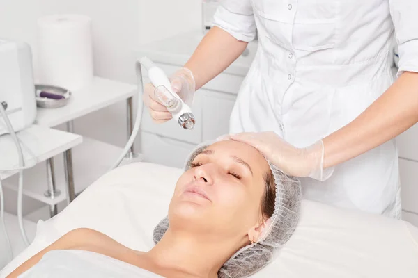 Cosmetologist Makes Facial Gas Liquid Oxygen Serum Epidermal Peeling Rejuvenation — Foto de Stock