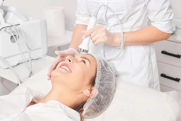 Cosmetologist Makes Ultrasound Skin Tightening Rejuvenation Woman Face Using Phonophoresis — Stock Photo, Image