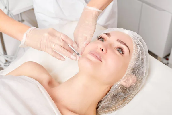 Cosmetologist Faz Injeção Rejuvenescimento Cara Mulher Procedimento Cosmético Não Cirúrgico — Fotografia de Stock