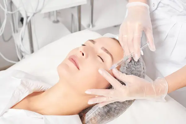 Cosmetologo Iniezione Ringiovanimento Pelle Faccia Donna Procedura Cosmetica Rivitalizzazione Invecchiamento — Foto Stock