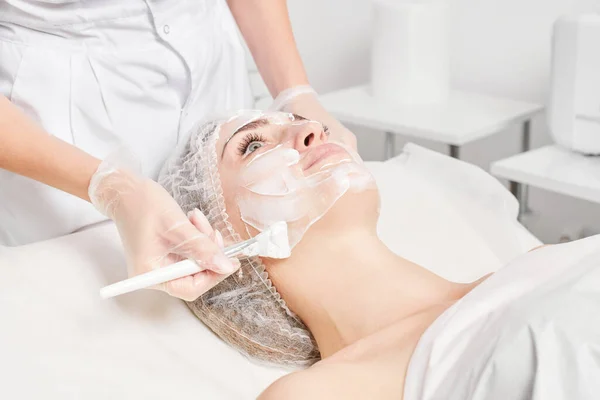 Beautician Applicerar Kosmetisk Kräm Mask Kvinnans Ansikte För Föryngring Ansikte — Stockfoto