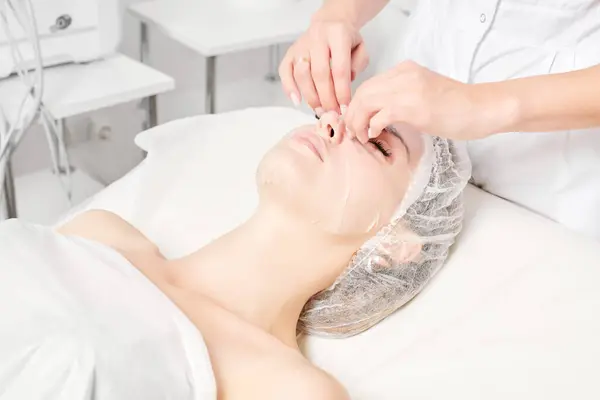 Kosmetikerin Glättet Blatt Maske Auf Frau Gesicht Für Rehydrierte Gesichtshaut — Stockfoto